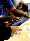 Cientos de personas abarrotaron las principales tiendas que la multinacional informática Apple tiene en la Quinta Avenida de Nueva York para tener su nuevo dispositivo electrónico, el 'tablet' iPad.
