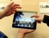 Un cliente sale feliz tras comprar su iPad en Nueva York.