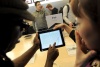 Un cliente sale feliz tras comprar su iPad en Nueva York.