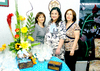 04042010 La festejada acompañada por las organizadoras de su fiesta de canastilla Mary de Pérez y Yolanda Vega.
