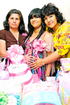 04042010 Nayeli Mata Beltrán junto a las organizadoras de su festejo de canastilla, su mamá Martina Beltrán de Mata y su suegra María Guadalupe Emiliano de Jáquez.