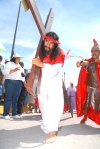 Mientras recibía los primeros azotes, Jesús cargó la cruz de 30 kilos que llevó sobre su espalda por casi dos kilómetros.