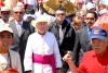 El obispo de Torreón, José Guadalupe Galván Galindo, sorprendió a los asistentes porque arribó al Cerro de las Noas custodiado por casi una docena de vehículos con policías, y tres guardaespaldas que jamás se separaron de él.