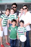 07042010 Santistas de corazón. Héctor y Karla acompañados de los niños Enrique, Francisco, Roberto, Bárbara y Sofía.