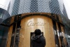 Una mujer observa una tienda que próximamente abrirá la firma Cartier en Shanghái (China). Según varios analistas, China está en situación de convertirse en el mercado más importante de artículos de lujo en cinco años.