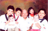 11042010 Patricio Chicho Sánchez en su cumpleaños, acompañado por sus nietos.