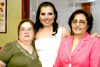 10042010 Perla junto a su mamá Rosario García y su futura suegra Celia Castañeda. EL SIGLO DE TORREÓN/MIRIAM BARKER