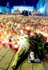 El exterior del palacio quedó iluminado por la luz de miles de velas, y frente a él se ha extendido un tapiz de flores donde se depositaron mensajes de condolencia y banderas nacionales.