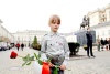 Polacos pusieron ofrendas florales y velas para rezar frente al Palacio Presidencial de Varsovia.