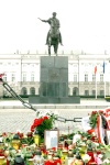 Polacos pusieron ofrendas florales y velas para rezar frente al Palacio Presidencial de Varsovia.