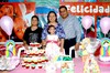 13042010 Una fiesta infantil le ofrecieron por su tercer cumpleaños a Nitzia Nayeli Campos Moreno, la acompañan sus papás Jorge y Almendra.