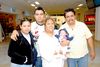 14042010 Guadalajara. AlondraAlcalá Cisneros fue recibida por sus padres Irma y Arturo.