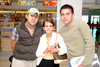 14042010 Guadalajara. AlondraAlcalá Cisneros fue recibida por sus padres Irma y Arturo.