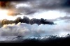 La nube de ceniza originada por la erupción de un volcán en Islandia ha obligado a varios países europeos a cerrar su espacio aéreo y a cancelar numerosos vuelos en todo el continente, dejando a miles de pasajeros en tierra.