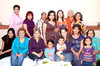 19042010 Yazmín Quiñonez de Figueras rodeada de un grupo de amigas, quienes fueron las anfitrionas de su fiesta de regalos para bebé.