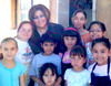 19042010 La maestra Alejandra de la Peña con algunos de los alumnos que expondrán sus obras mañana martes.
