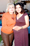 21042010 Yazmín Quiñónez de Figueras el día de su fiesta de canastilla acompañada de su mamá, Yolanda Aguilera de Quiñónez.