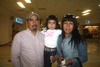 24042010 México. Luis Enrique Zapata, la pequeña Paula y Juany de Zapata, viajaron en familia al Distrito Federal, por lo que se despidieron de sus seres queridos.