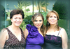 25042010 La novia en compañía de Antonia Llorens y Martha Rangel.