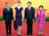 El presidente de China, Hu Jintao, y su esposa Liu Yongging dieron la bienvenida al presidente de Francia, Nicolas Sarkozy y su esposa Carla Bruni.