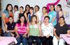 03052010 Alejandra Ramírez Martínez rodeada de las asistentes a la fiesta de regalos para bebé organizada en su honor.