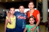 04052010 Araceli Ramírez con los pequeños Carlos y Tania López.