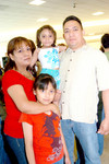 05052010 Eduardo y Elena con el pequeño Alan Herrera.