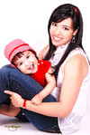09052010 Suheila Dipp de Cisneros con su pequeña María Inés Cisneros Dipp en una fotografía de estudio con motivo del Día de las Madres.