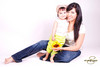 09052010 Suheila Dipp de Cisneros con su pequeña María Inés Cisneros Dipp en una fotografía de estudio con motivo del Día de las Madres.