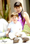 09052010 Jéssica con su hijo Roger con motivo del Día de la Madre.- Estudio Sotomayor