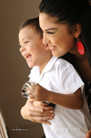 10052010 Lourdes Edith Pérez con su hijito Gerardo Escalera Pérez en una fotografía de estudio con motivo del Día de la Madre.- Maqueda Fotografía