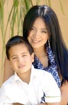10052010 Claudia con su apuesto hijo Eduardo Muñoz.