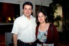 11052010 Disfrutan. Alejandro Arzate y su esposa Alma. EL SIGLO DE TORREÓN / ÉRICK SOTOMAYOR