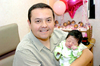 08052010 La pequeña Andrea Betancourt Mijares acompañada de su orgulloso papá, Sr. Eugenio Betancourt.