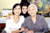 13052010 Luisa Fernández de Huerta, Paulina Huerta y Mary Fernández, forman tres generaciones.  EL SIGLO DE TORREÓN / JESÚS HERNÁNDEZ