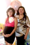 13052010 Bibiana Reyes Marín en su fiesta de regalos para bebé junto a la organizadora Rosario Aldana.