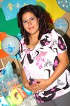 13052010 Bibiana Reyes Marín en su fiesta de regalos para bebé junto a la organizadora Rosario Aldana.