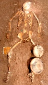A partir de las características de los materiales cerámicos hallados, los expertos determinaron de manera preliminar que la tumba data del periodo Preclásico Medio, entre 700 y 500 a.C.