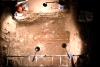 Los arqueólogos lograron desenterrar en su totalidad una tumba de 4x3 metros cuadrados, localizada a unos siete metros al interior del Montículo 11, que contenía los restos óseos de tres individuos.