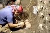 Los arqueólogos lograron desenterrar en su totalidad una tumba de 4x3 metros cuadrados, localizada a unos siete metros al interior del Montículo 11, que contenía los restos óseos de tres individuos.