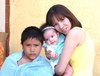 18052010 Kevin Gabriel González Moya en su cumpleaños número nueve, acompañado de su mamá Wendy Moya y su hermana Ana Victoria.