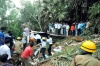 Socorristas sacaban numerosos cadáveres calcinados de entre los restos del avión.