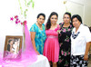 22052010 La futura novia junto a familiares y amigas en su fiesta prenupcial.