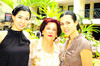 24052010 Yolanda Ríos de Gutiérrez junto a sus nietas Elena y Lorena.