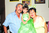 23052010 Guadalupe de Luna y su esposo Alonso Barrón con su hijito Ángel Haziel.