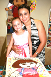 26052010 Natalia Garrido Abularach junto a su mamá Cynthia Abularach, el día de su fiesta de cuatro años de vida.