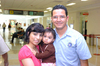 27052010 Cancún. El futbolista Oribe Peralta con su esposa Mónica y sus hijos Diego y Romina.