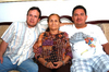29052010 María Jesús Luévanos en compañía de sus hijos Efraín y Rogelio Caldera.