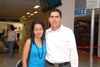 31052010 Ciudad Juárez. Liz Gutiérrez emprendió un viaje y fue despedida en el aeropuerto por su esposo Alejandro Martínez.