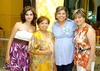 30052010 Cristina acompañada por su mamá Sra. María Elena Acosta de Ortega y sus hermanas Luz Elena y Sandra Cecilia Ortega Acosta.